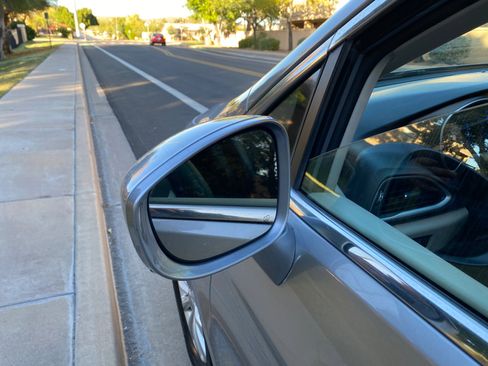 Used 2017 Chrysler Pacifica Touring-L image 13