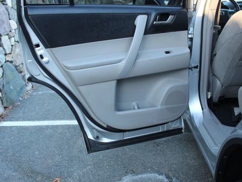 Used 2011 Toyota Highlander Hybrid w/ Cold Weather Pkg image 15