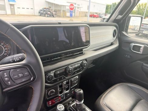 Used 2024 Jeep Gladiator Sport AWD/4WD image 3