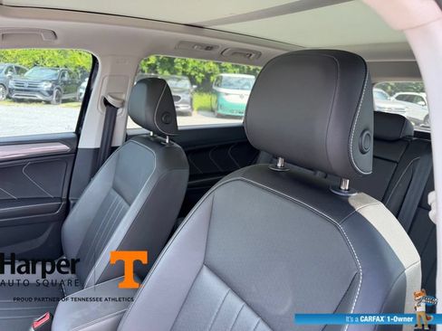 Used 2023 Volkswagen Tiguan SE w/ Panoramic Sunroof Package FWD image 12