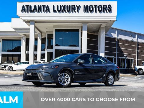 Used 2025 Toyota Camry LE image 3