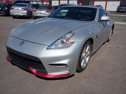 Used 2011 Nissan 370Z Coupe RWD image 3