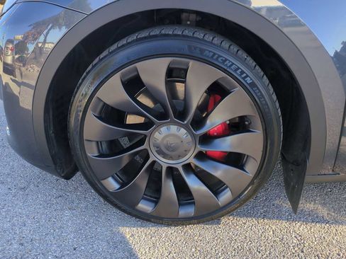 Used 2023 Tesla Model Y Performance image 32