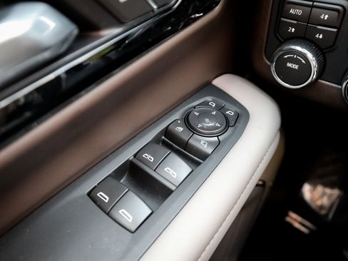 Used 2026 Chevrolet Suburban Z71 w/ Comfort Package image 15