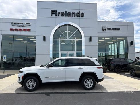 Used 2023 Jeep Grand Cherokee Laredo w/ Luxury Tech Group I AWD/4WD image 2