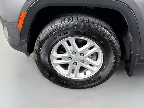 Used 2025 Jeep Grand Cherokee Laredo w/ MOPAR Finishing Package AWD/4WD image 34