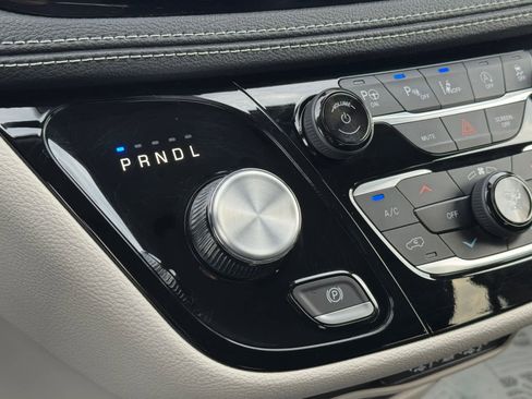 Used 2023 Chrysler Pacifica Touring-L image 7