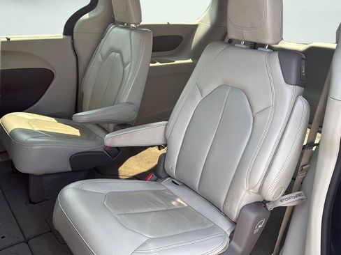 Used 2020 Chrysler Pacifica Touring-L FWD image 21