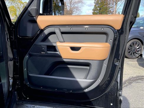 Used 2025 Land Rover Defender 130 X-Dynamic SE image 25