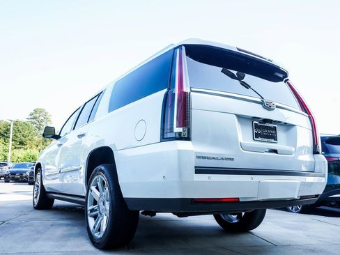 Used 2019 Cadillac Escalade ESV Premium Luxury image 10