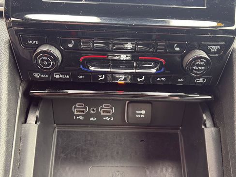 Used 2024 Jeep Grand Cherokee L Laredo image 17