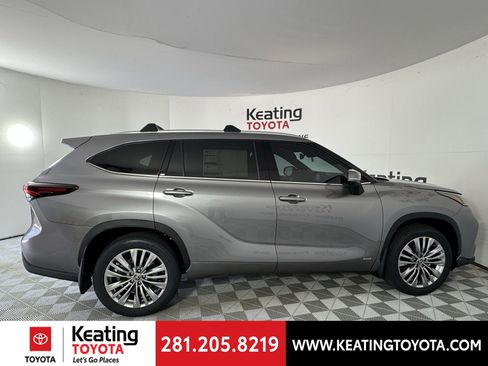 New 2026 Toyota Highlander Platinum image 4