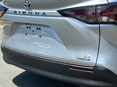Used 2023 Toyota Sienna LE FWD image 5