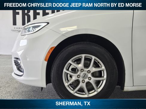 Used 2024 Chrysler Pacifica Touring-L image 6