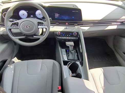 Used 2023 Hyundai Elantra SEL w/ Convenience Package image 10