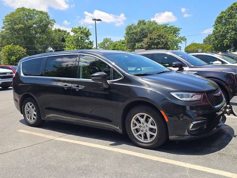 Used 2023 Chrysler Pacifica Touring-L FWD image 1