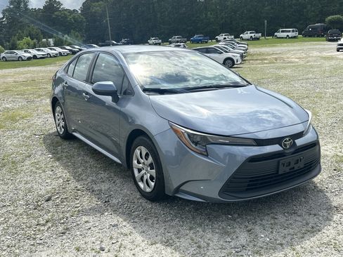 Used 2023 Toyota Corolla LE FWD image 3