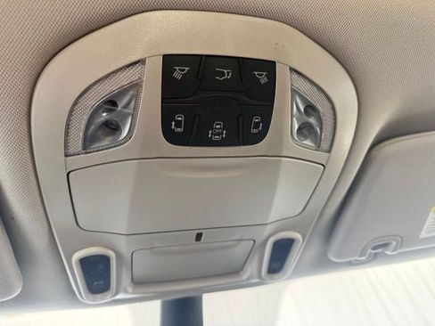 Used 2024 Chrysler Pacifica Limited FWD image 16