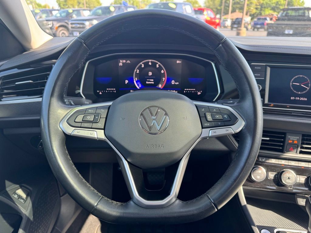 Used 2024 Volkswagen Jetta SE FWD image 9