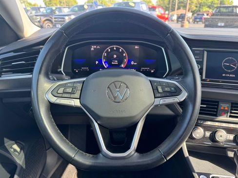 Used 2024 Volkswagen Jetta SE FWD image 9