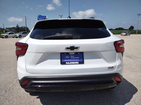 Used 2025 Chevrolet Trax RS w/ Sunroof Package FWD image 4