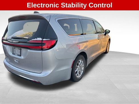 Used 2024 Chrysler Pacifica Touring-L w/ Uconnect Theater Family Group image 5