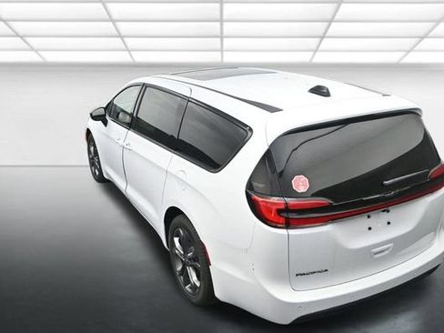 New 2026 Chrysler Pacifica Select image 14