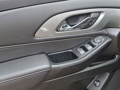 Used 2023 Chevrolet Traverse LT image 15