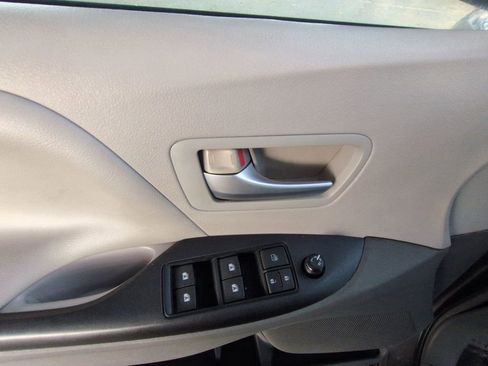 Used 2015 Toyota Sienna LE image 12