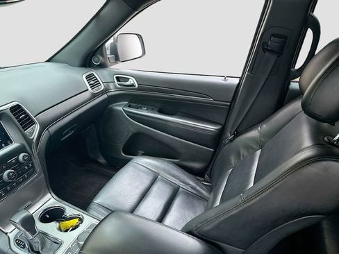 Used 2018 Jeep Grand Cherokee Limited image 24