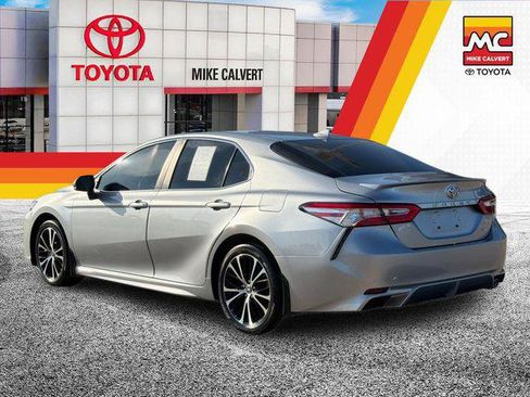 Used 2020 Toyota Camry SE FWD image 3