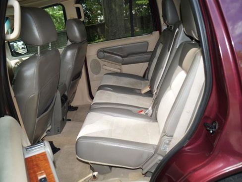 Used 2006 Ford Explorer Eddie Bauer image 26