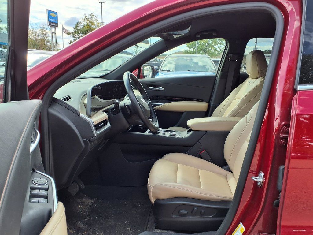 Used 2024 Cadillac XT4 Luxury w/ Cold Weather Package FWD image 19