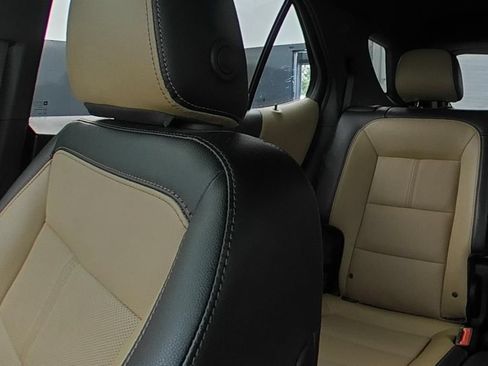 Used 2023 Chevrolet Equinox Premier FWD image 9