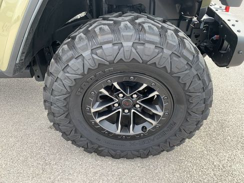 Used 2025 Jeep Wrangler Unlimited Rubicon AWD/4WD image 12