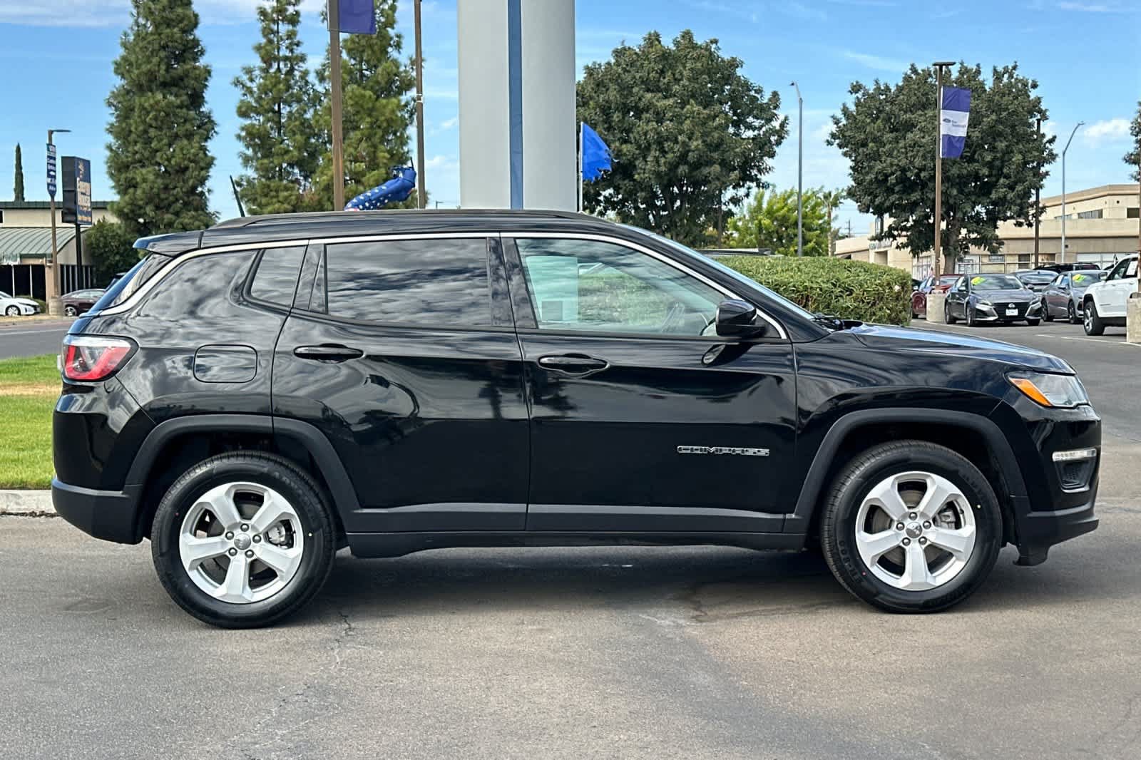 Used 2018 Jeep Compass Latitude FWD image 8