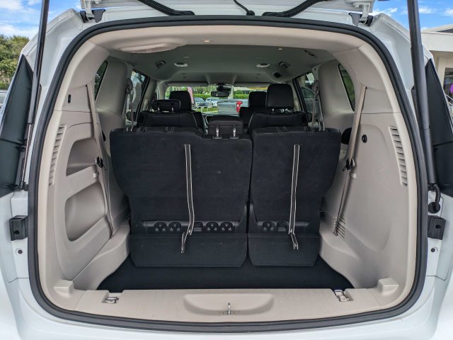 Used 2023 Chrysler Pacifica Touring-L FWD image 13