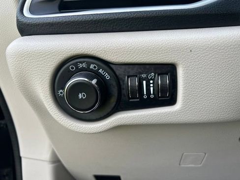 Used 2024 Chrysler Pacifica Limited FWD image 17