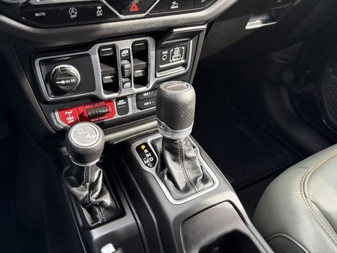 Used 2025 Jeep Gladiator Mojave w/ Convenience Group image 17