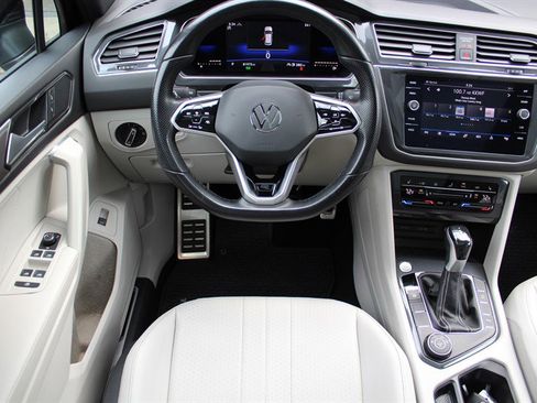 Used 2022 Volkswagen Tiguan SE R-Line image 2