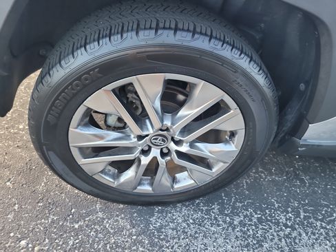 Used 2020 Toyota RAV4 XLE Premium FWD image 9
