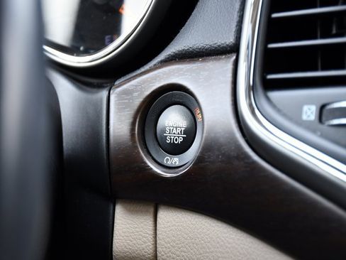 Used 2018 Jeep Grand Cherokee Laredo image 16