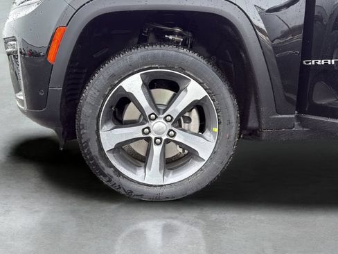 New 2026 Jeep Grand Cherokee L Limited w/ Luxury Tech Group II AWD/4WD image 36