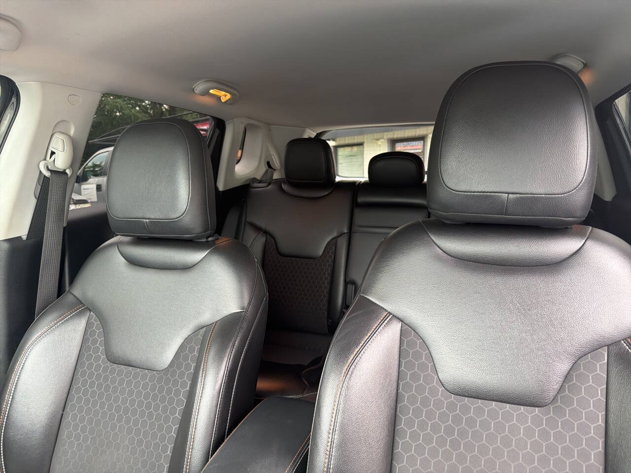 Used 2018 Jeep Compass Latitude w/ Cold Weather Group FWD image 19