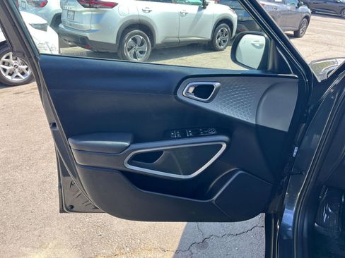 Used 2025 Kia Soul LX w/ LX Technology Package FWD image 18