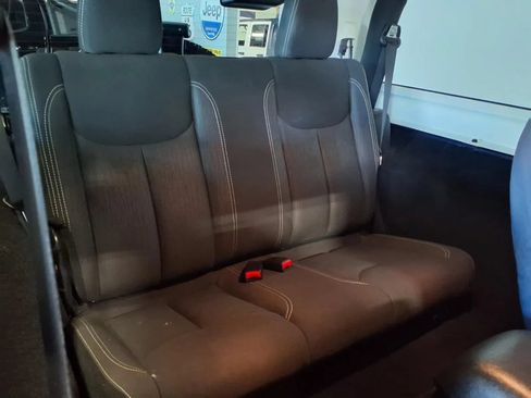 Used 2017 Jeep Wrangler Sahara w/ Connectivity Group AWD/4WD image 13