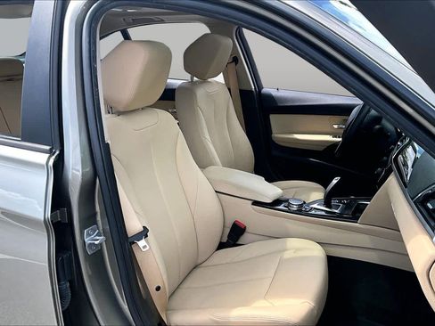 Used 2017 BMW 320i Sedan RWD image 9