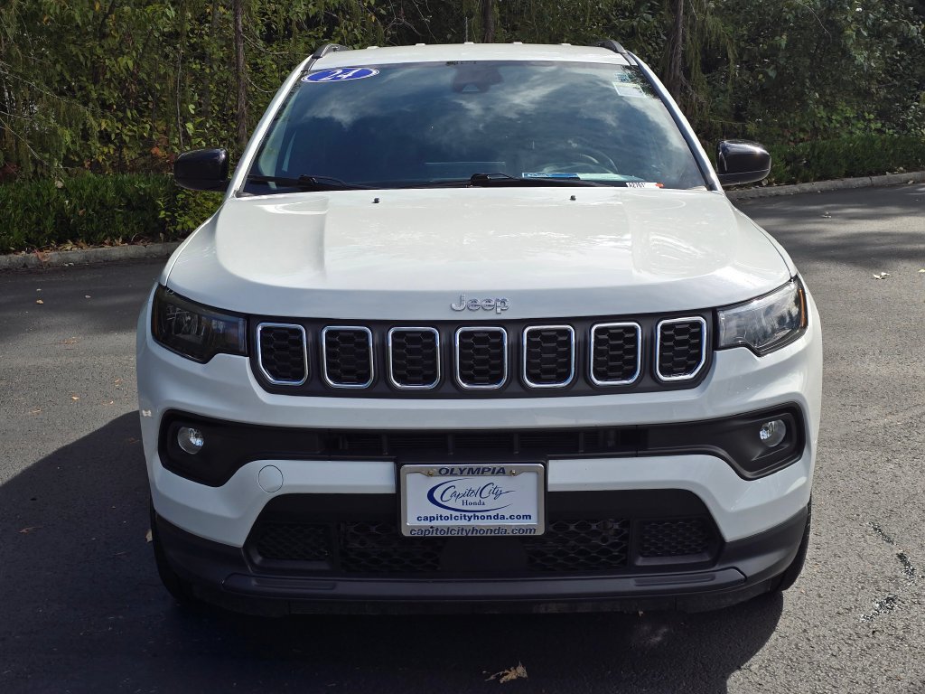 Used 2024 Jeep Compass Latitude AWD/4WD image 2