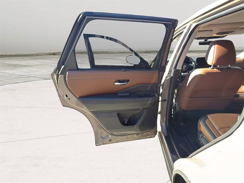 Used 2023 Nissan Pathfinder Platinum w/ Cargo Package image 22