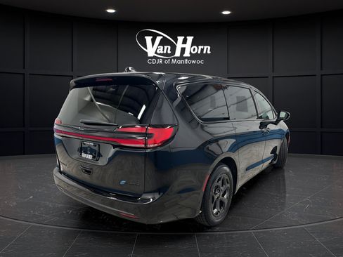 Used 2023 Chrysler Pacifica Limited w/ Uconnect Theater Family Group FWD image 7